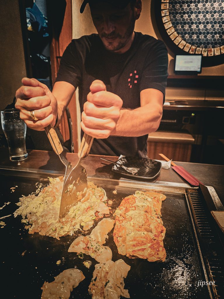 preparation d'okonimiyaki sur plaque chaude dans un restaurant d'asakusa a tokyo