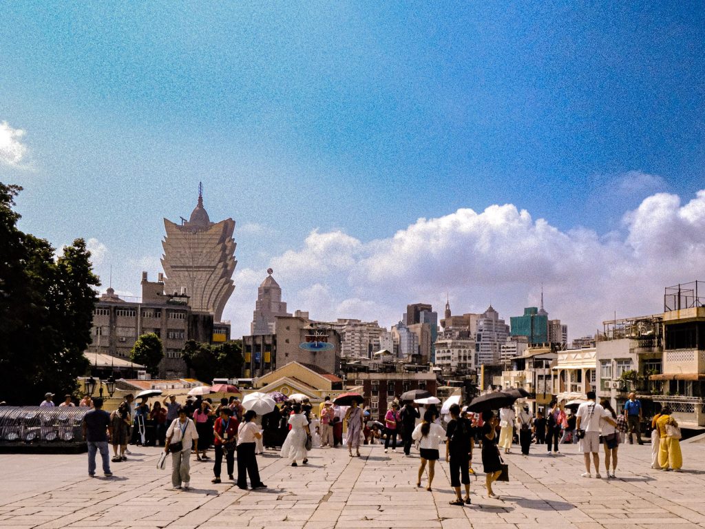 place animée devant les ruines de saint paul a macao