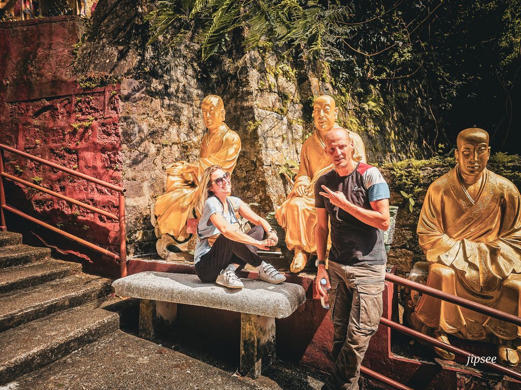 pause photo sur un banc du monastere des 10000 bouddhas a hong kong