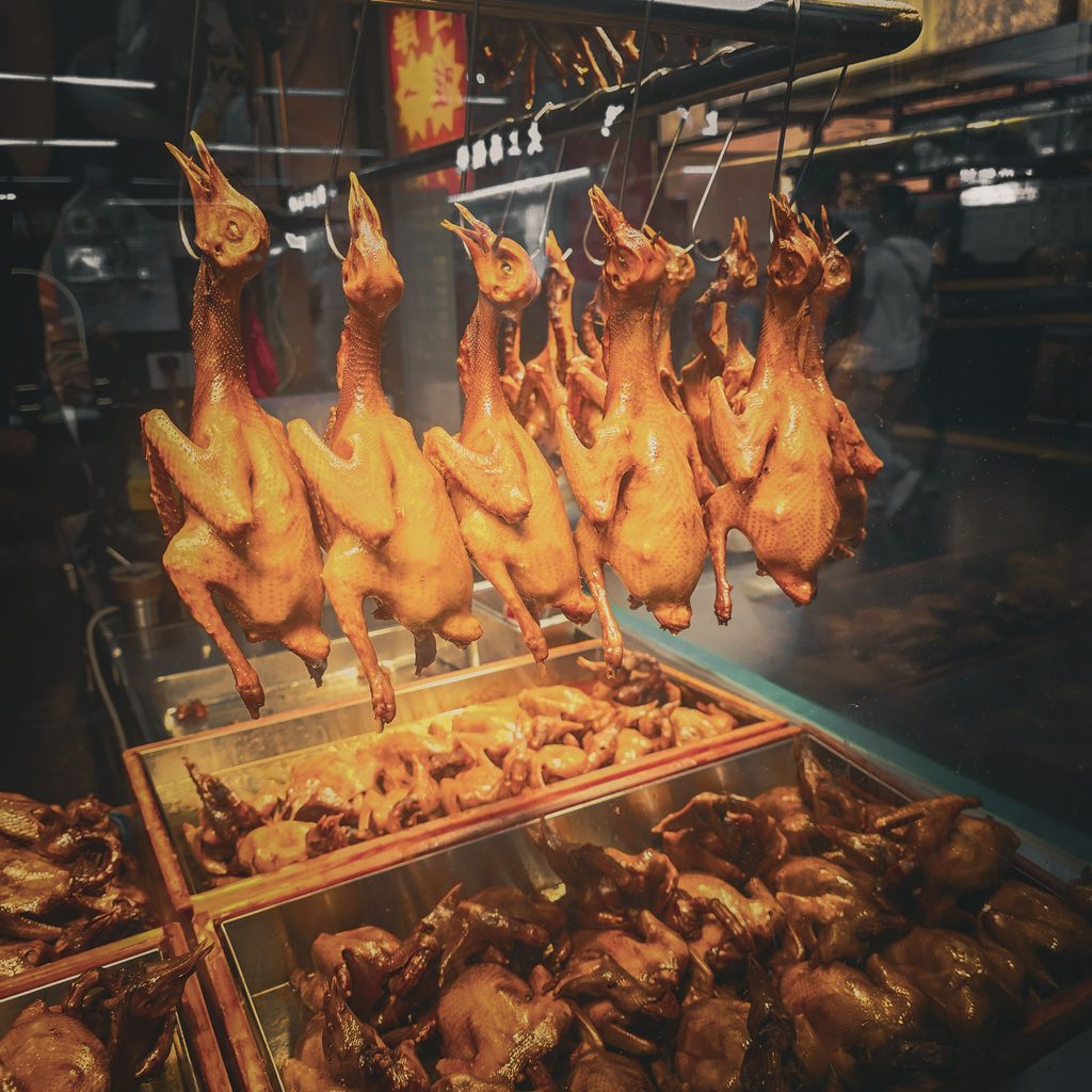 stand de street food pigeon laqués dans une rue de shenzhen