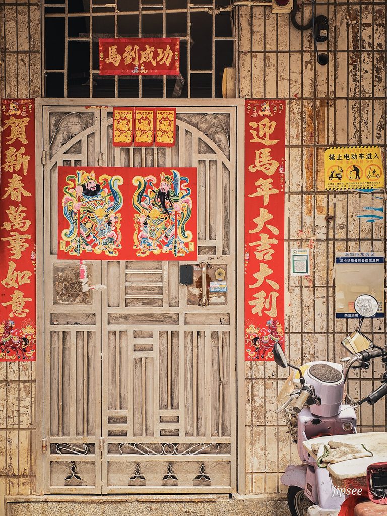 porte decorée et scooter rose en chine