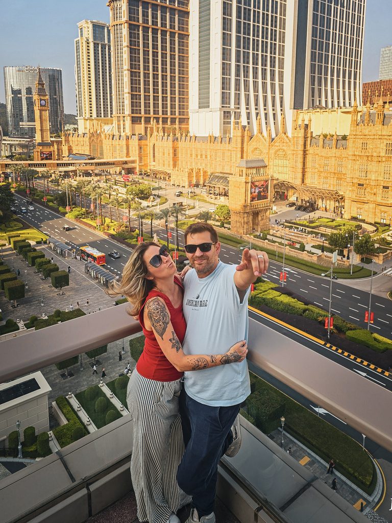 pause photo taipa au pied de la tour eiffel macao