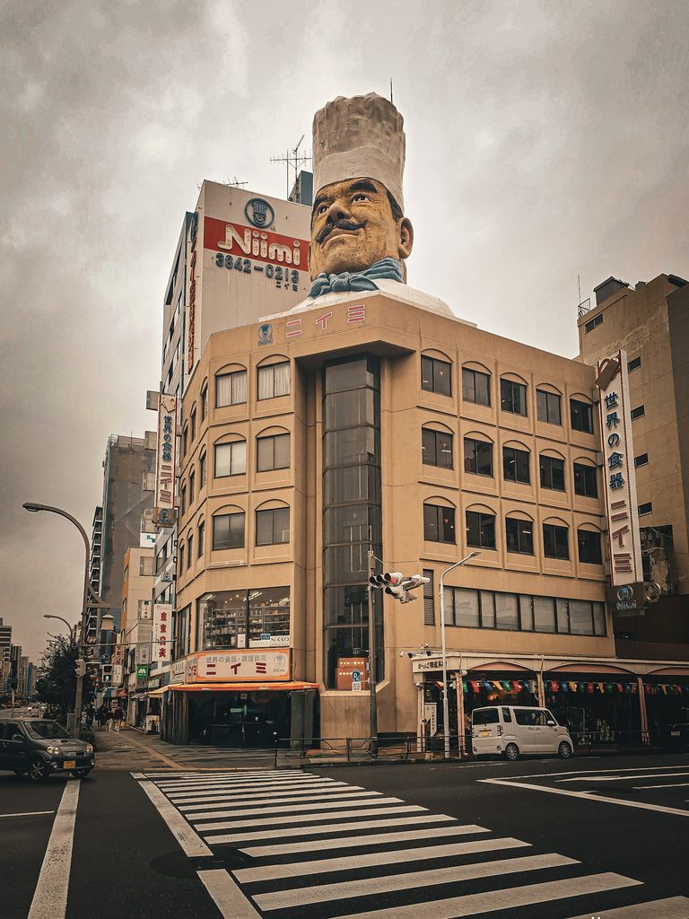jumbo cook chef cuisinier symbole du quartier kappabashi dori a tokyo