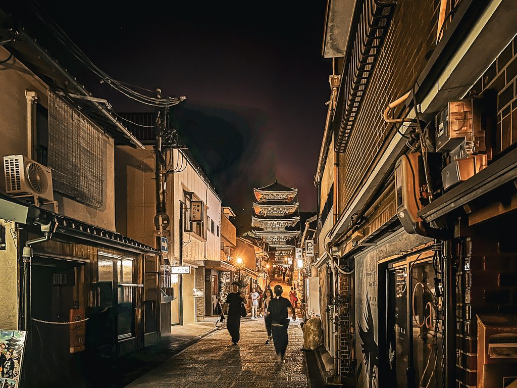rue du quartier de gion a kyoto la nuit