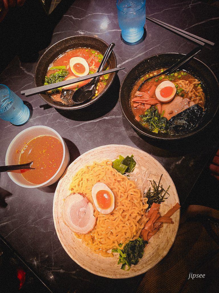 soupe ramen et plat de nouilles avec oeuf poché