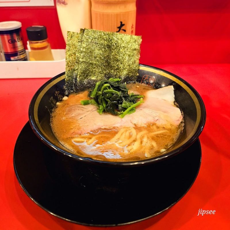 ramen au porc et aux algues dégusté au comptoir dans un restaurant de tokyo