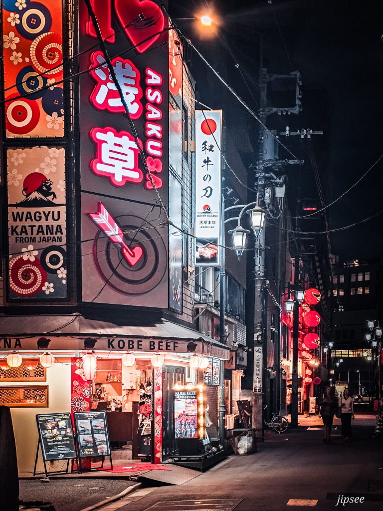 enseigne illuminée d'une devanture de restaurant de viande de kobe dans le quartier asakusa de tokyo