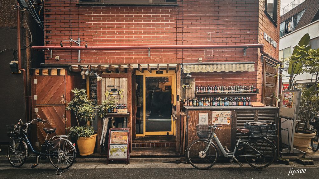 devanture de restaurant traditionnel japonais avec des vélos devant dans une ruelle de tokyo
