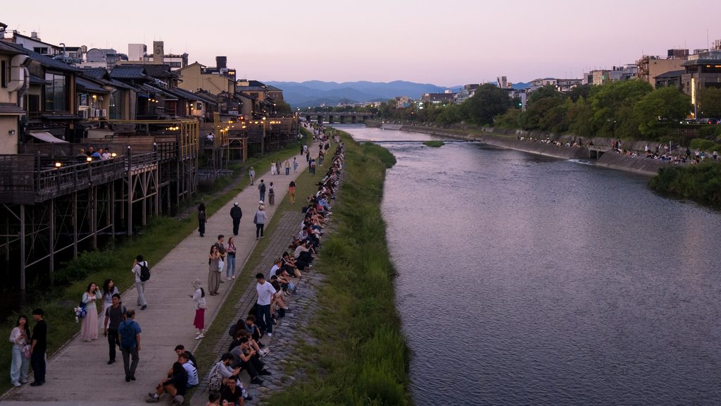 riviere kamo a kyoto promeneurs et terrasses illuminés au coucher du soleil