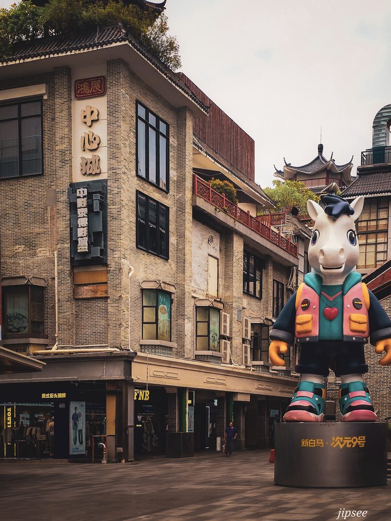 statue de cheval devant des batiment traditionnels du quartier de dongmen a shenzhen