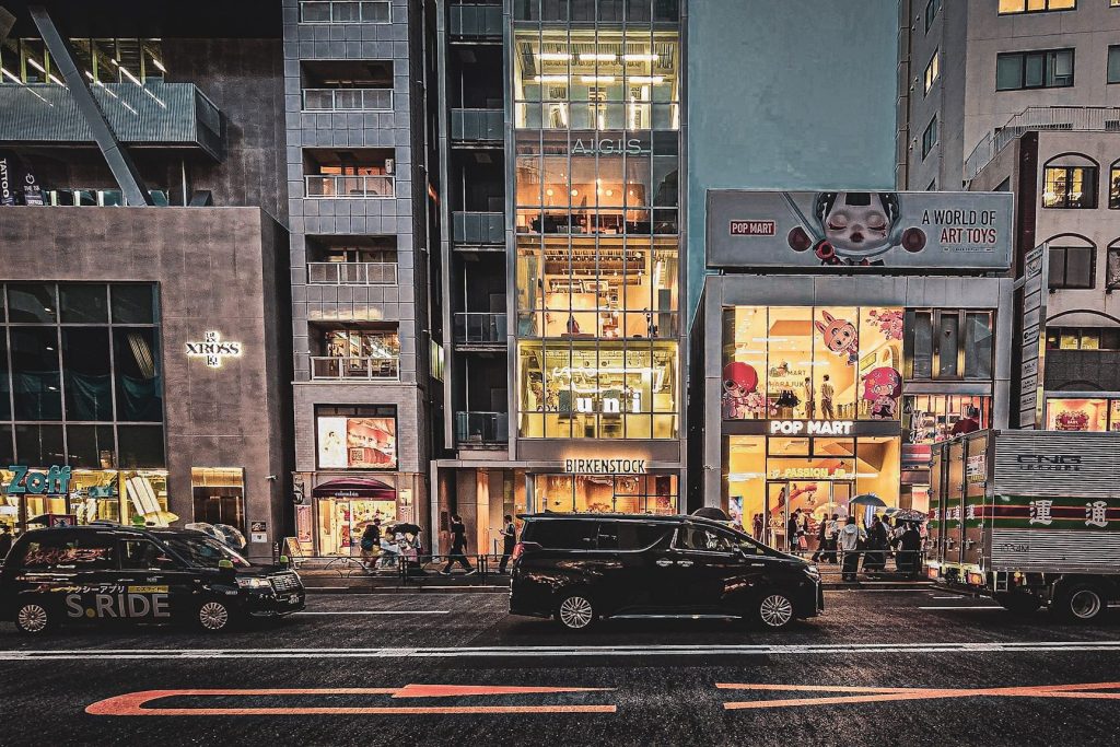 avenue commercante d'arajuku a la tombee du jour