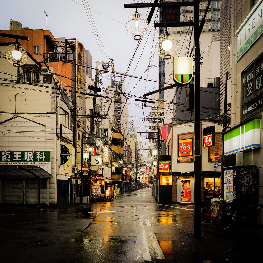 rue d'osaka sous la pluie