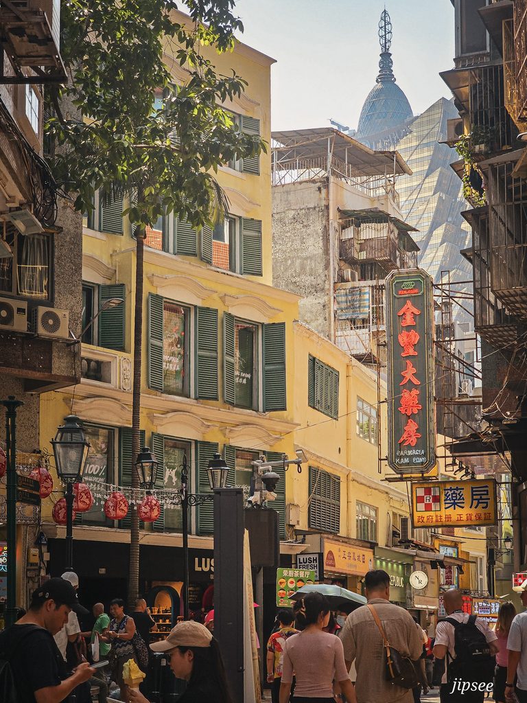 boutique et animation sur une placette du vieux macao