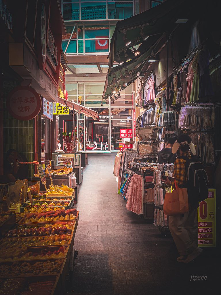 ruelle avec stand de vetement et street food a shenzhen