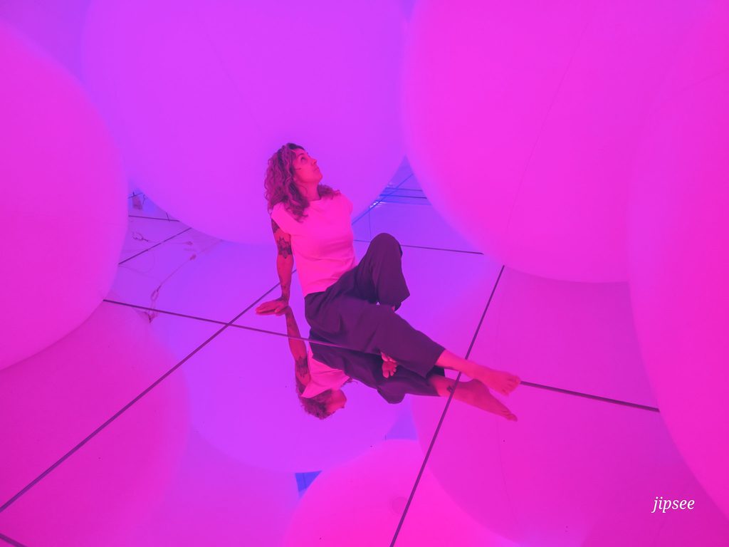 salle-des boules roses au team lab planet tokyo