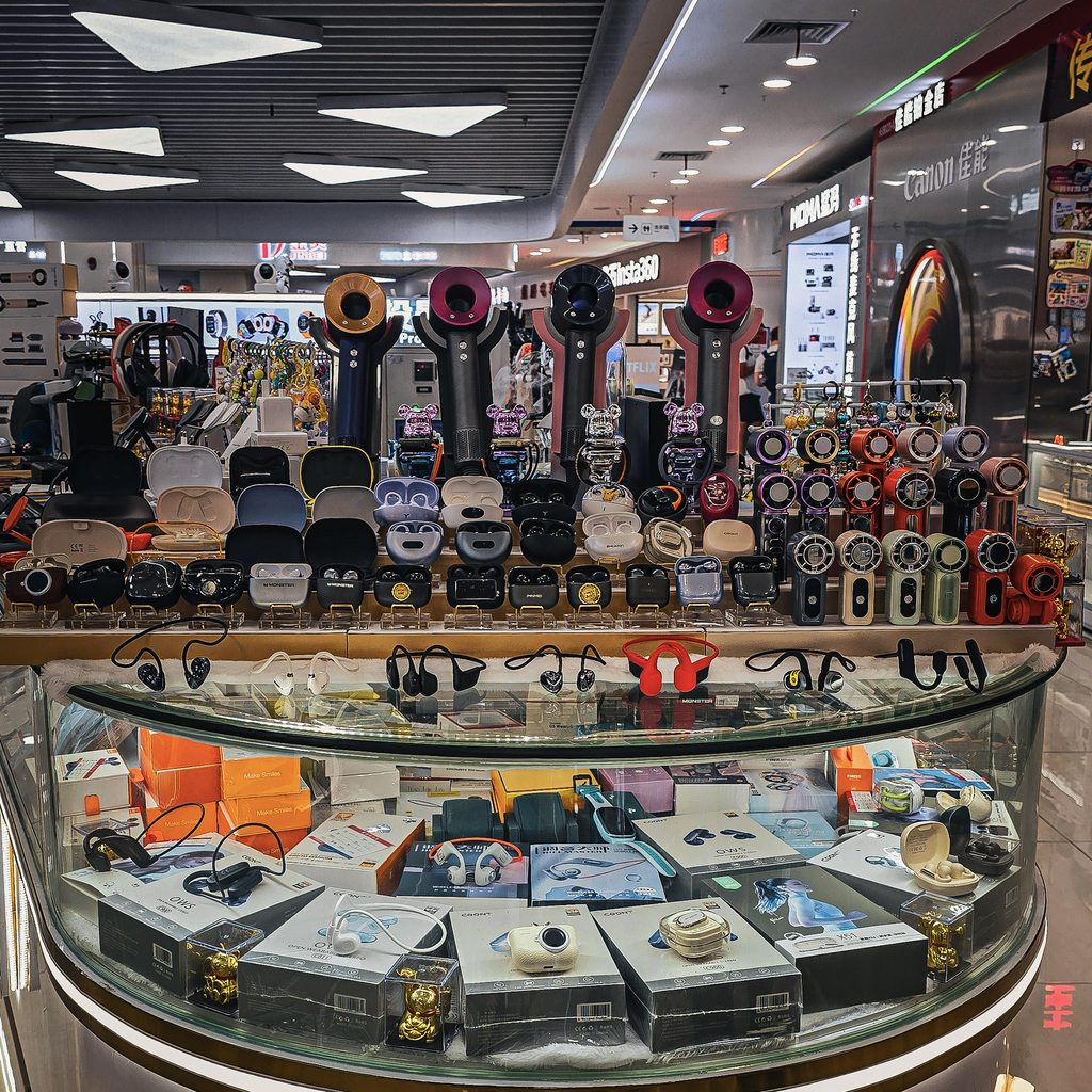 etalage de seche cheveux et d'ecouteurs a Huaqiangbei plus grand marché de l'electronique du monde