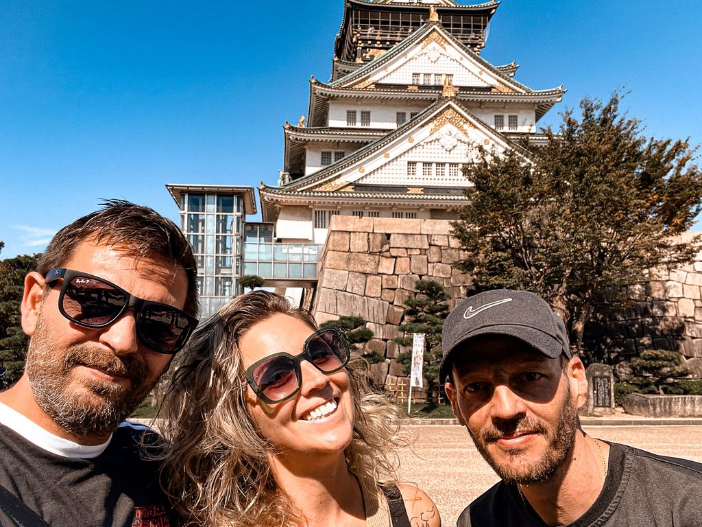 selfie devant le chateau d'osaka au japon