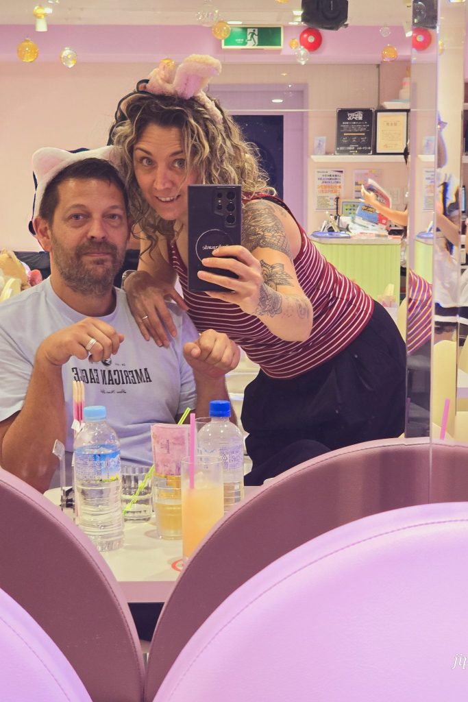 selfie dans un maid café de tokyo lucie avec un serre tete kawai