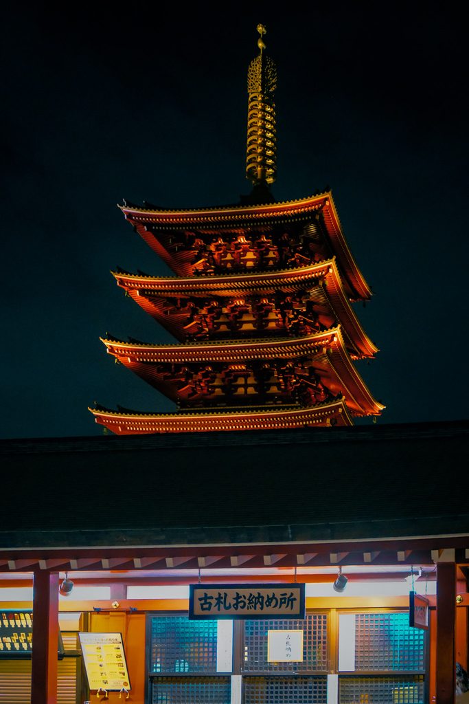 pagode du temple seso ji dans le quartier d'asakusa a tokyo illuminé la nuit