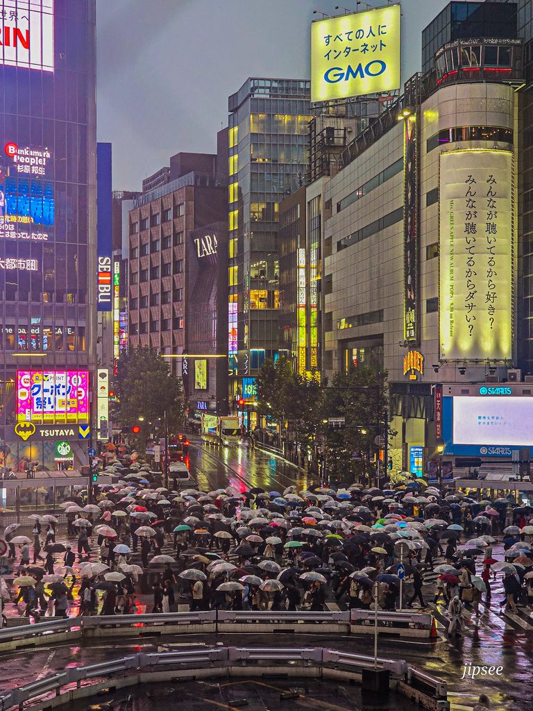 passage pieton de shibuya tokyo sous la pluie