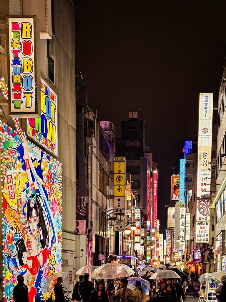 rue illuminée de shinjuku quartier de tokyo