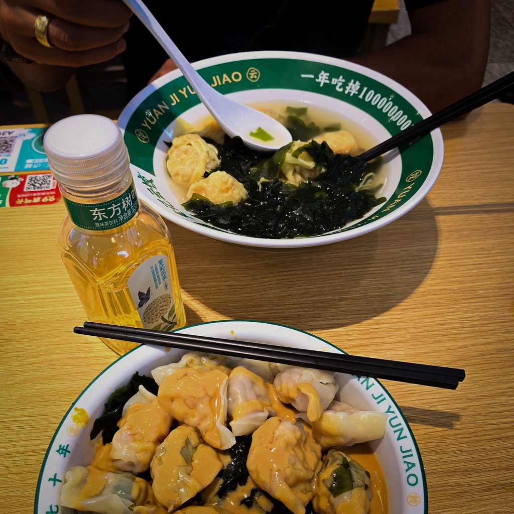 assiette de dim sum et soupe a shenzhen