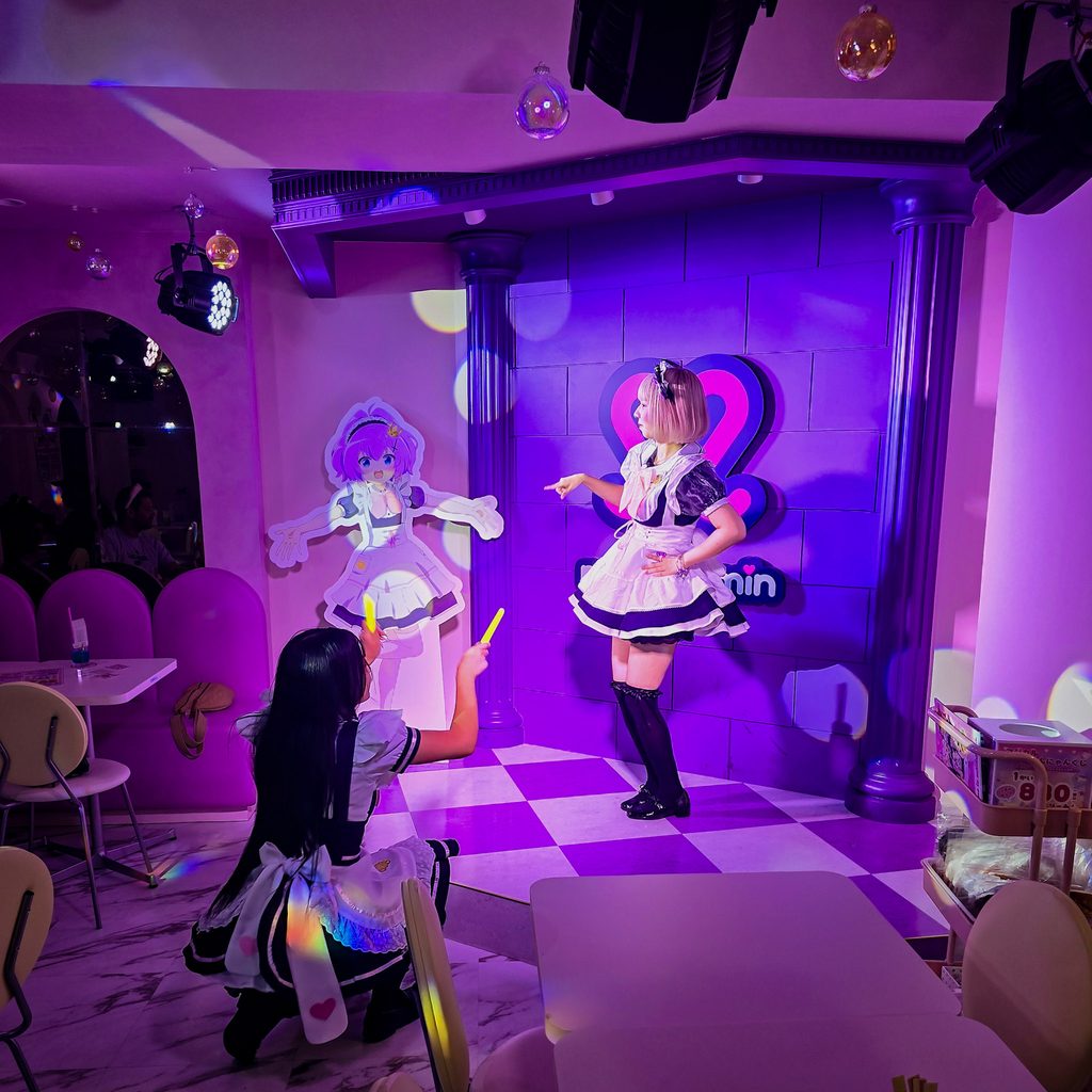 spectacle de maid scene violette et dans au maiddreamin akihabara sotokanda