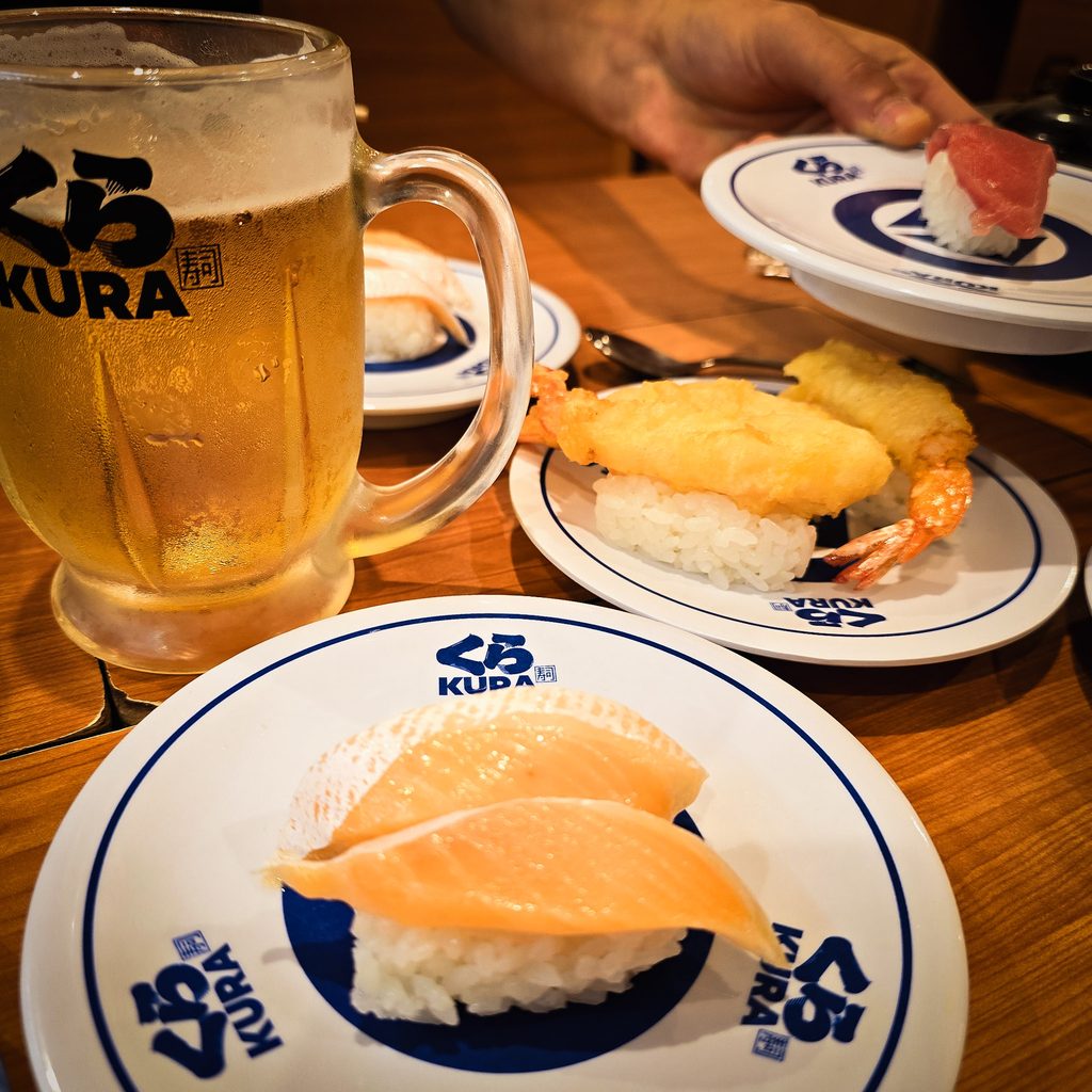assortiment de sushis et biere pression chez kura tokyo