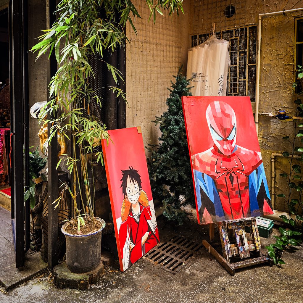 tableau de spiderman pose dans une ruelle de dafen painting village a shenzhen