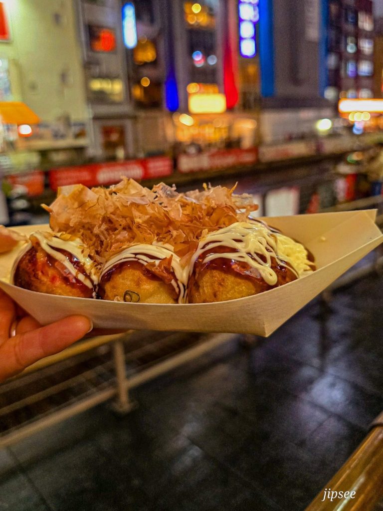 degustation de takoyaki dans le centre d'osaka