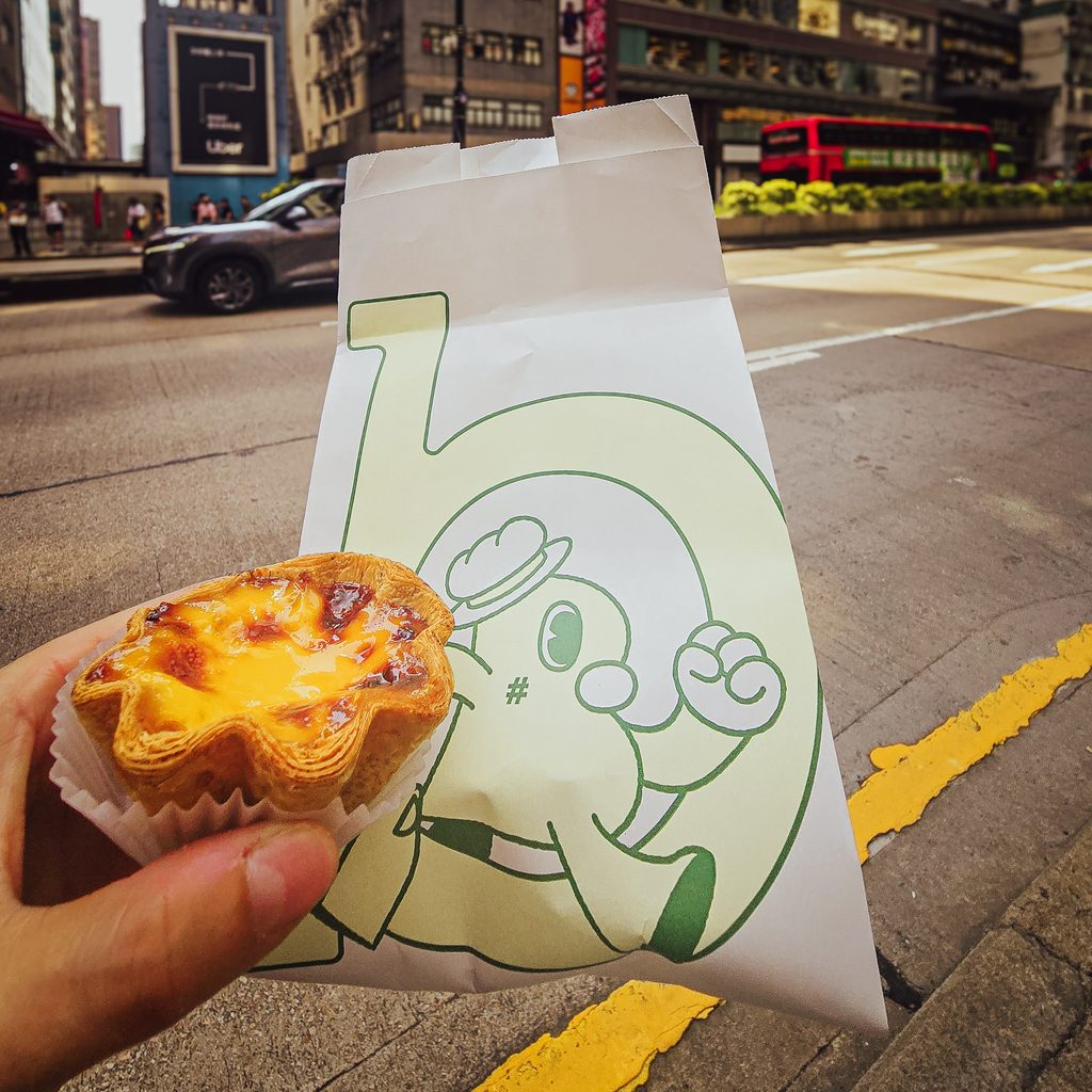 tarte aux oeufs de hashtag b degusté dans une rue de hong kong
