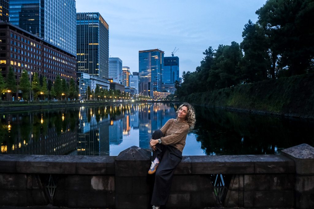 lucie assise sur un pont dans le centre de tokyo