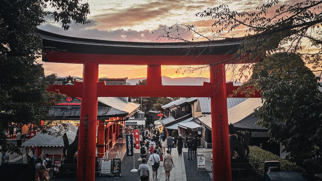 grand torii au coucher du soleil 
