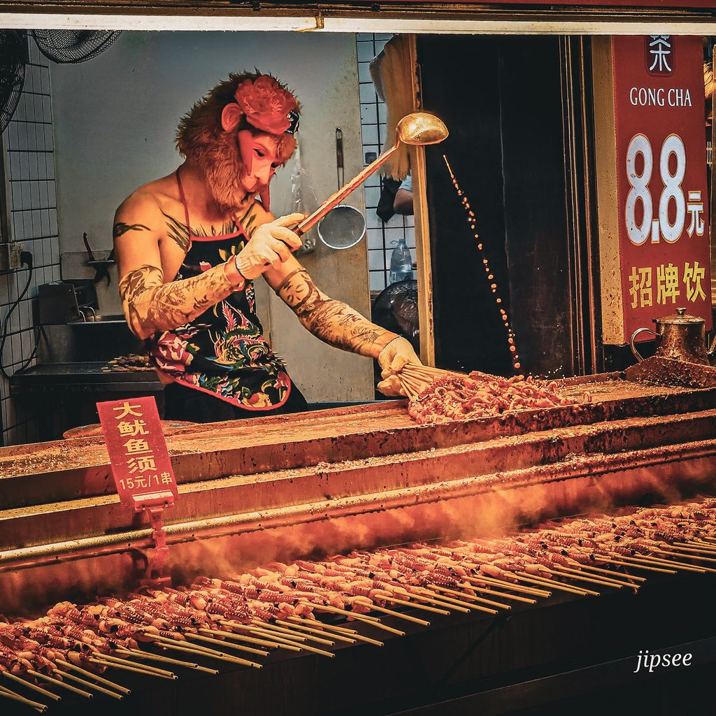vendeur de brochettes de poulpe faisdant le show a dongmen dans le shenzhen historique
