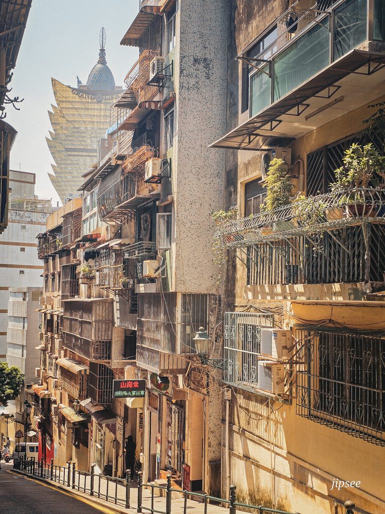 ruelle du vieux macao vue du toit du lisboa hotel en fond