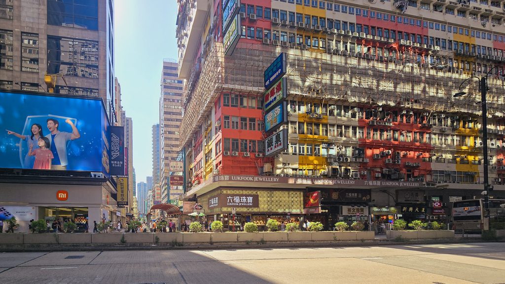 rue typique du quartier mongkok a hong kong architecture typique et panneau publicitaire